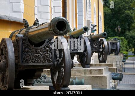 MOSKAU, RUSSLAND - 06 14 2016: Historische Kanonen im Moskauer Kreml. Entlang der Fassaden des Arsenal-Gebäudes ist eine Museumssammlung von ausgestellt Stockfoto