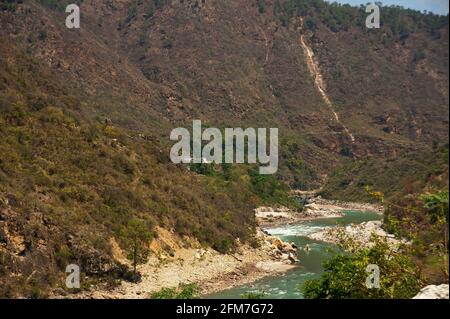 Abgelegene Dörfer am Alaknanda-Fluss, gesehen von der Straße zwischen Rudraprayag und Karnprayag, Uttarakhand, Indien Stockfoto