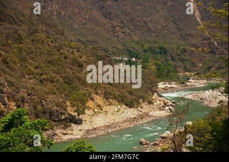 Abgelegene Dörfer am Alaknanda-Fluss, gesehen von der Straße zwischen Rudraprayag und Karnprayag, Uttarakhand, Indien Stockfoto