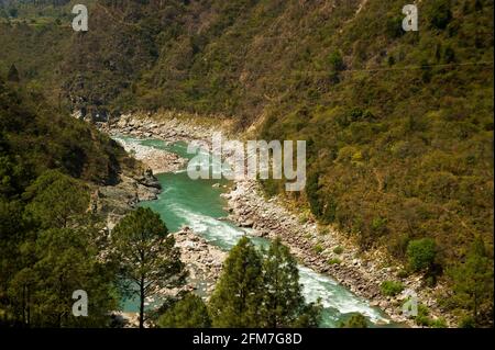 Tal des Flusses Alaknanda, gesehen von der Straße zwischen Rudraprayag und Karnprayag, Uttarakhand, Indien, Uttarakhand, Indien Stockfoto