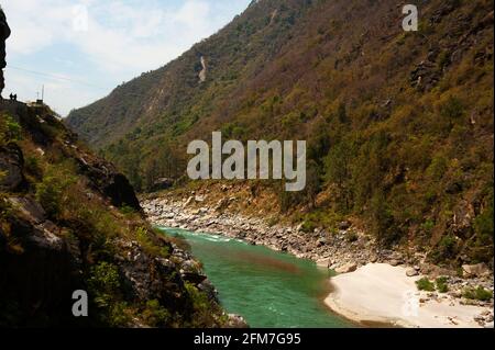 Tal des Flusses Alaknanda, gesehen von der Straße zwischen Rudraprayag und Karnprayag, Uttarakhand, Indien, Uttarakhand, Indien Stockfoto