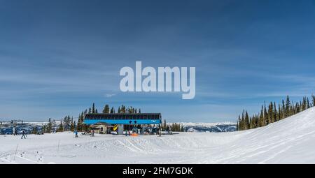 REVELSTOKE, KANADA - 16. MÄRZ 2021: Revelstoke Mountain Ski Resort Lift mit blauem Frühlingshimmel. Stockfoto