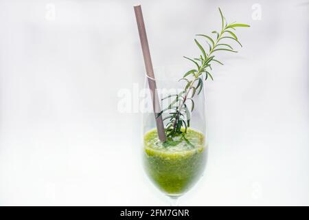 Grüner Saft veganes Kräutergetränk mit Buena Gras und Rosmarin Serviert in einem Glaskelch und Bambusstroh in Mexiko Stadt Stockfoto