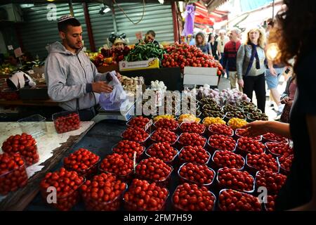 Der lebhafte Carmel-Markt in Tel-Aviv, Israel. Stockfoto