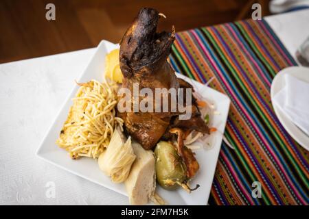 Cuy (Guineaschwein) Ist eine regionale Spezialität in Cusco in der peruanischen Anden Stockfoto