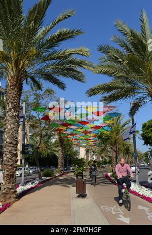 Spaziergang entlang Sderot Ben Gurion in Tel Aviv, Israel. Stockfoto