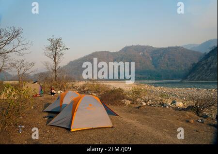 Camp am Ufer des Saeda Flusses in der Nähe seiner Kreuzung mit dem Ladhya Fluss, in der Nähe von Chuka Village, Kumaon Hills, Uttarakhand, Indien Stockfoto