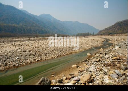 Trekking auf dem abgelegenen Ladhya-Fluss, berühmt gemacht durch Jim Corbett in seinem Buch Maneaters of Kumaon, Ladhya Valley, Uttarakhand, Indien Stockfoto