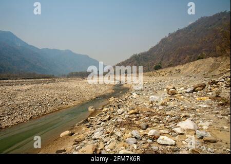 Trekking auf dem abgelegenen Ladhya-Fluss, berühmt gemacht durch Jim Corbett in seinem Buch Maneaters of Kumaon, Ladhya Valley, Uttarakhand, Indien Stockfoto