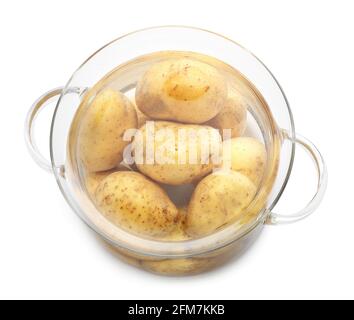 Kochtopf mit rohen Kartoffeln auf weißem Hintergrund Stockfoto