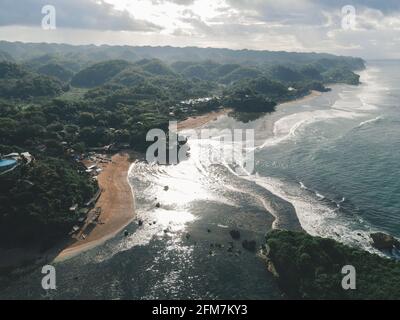 Luftaufnahme des schönen Strandes in Gunung Kidul, Indonesien bei Tageslicht. Stockfoto