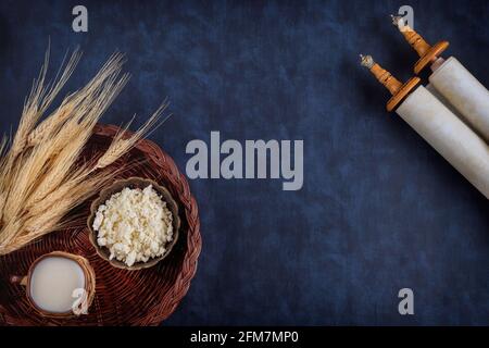 Shavuot ist ein traditioneller religiöser jüdischer Feiertag auf tora Scrollen Stockfoto