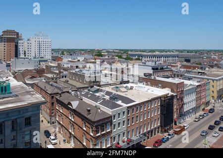 NEW ORLEANS, LA, USA - 20. APRIL 2021: Blick von der North Peters Street auf das Herz des French Quarter Stockfoto