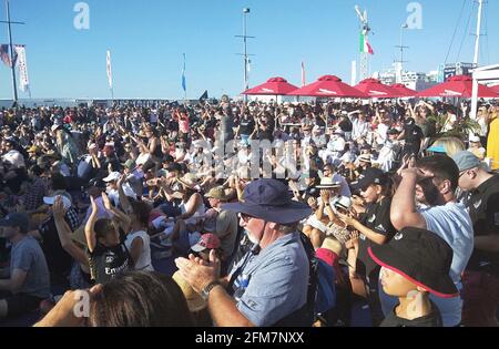 Auckland, Neuseeland. März 2021. Die Menschen stehen beim America's Cup in Auckland im März. (Zu 'Corona Superstar Neuseeland: Streifzug in ein fast normales Land') Quelle: Rebekah Lyell/dpa/Alamy Live News Stockfoto