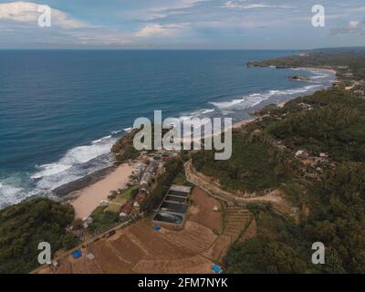 Luftaufnahme des schönen Strandes in Gunung Kidul, Indonesien bei Tageslicht. Stockfoto