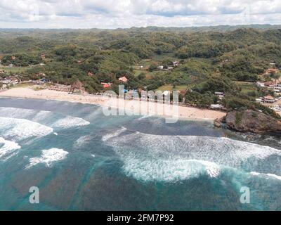 Luftaufnahme des schönen Strandes in Gunung Kidul, Indonesien bei Tageslicht. Stockfoto