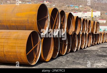 Große Metallrohre auf dem Boden auf Kamtschatka Stockfoto