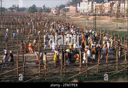 13.03.2010, Haridwar, Uttarakhand, Indien, Asien - Massen von Pilgern auf ihrem Weg zum heiligen Ganges Fluss während der Massenwallfahrt der Hindu Kumbh Mela. Stockfoto