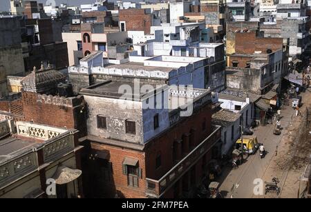 22.03.2010, Varanasi, Uttar Pradesh, Indien, Asien - erhöhte Ansicht der Dächer und Gebäude in der historischen Altstadt nicht weit vom Ganges-Fluss. Stockfoto