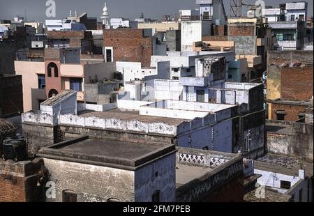 22.03.2010, Varanasi, Uttar Pradesh, Indien, Asien - erhöhte Ansicht der Dächer und Gebäude in der historischen Altstadt nicht weit vom Ganges-Fluss. Stockfoto