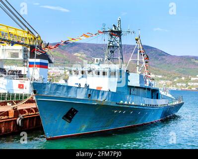 Russland Kriegsschiff mit Fahnen auf Kamtschatka Stockfoto