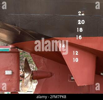 Schneckenschiff für Holzrutscher auf einer Werft in Kamtschatka Stockfoto