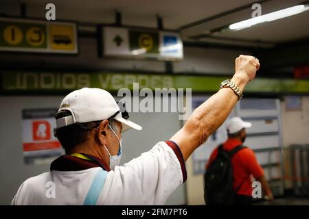 Mexiko, Mexiko. Mai 2021. Ein Protestler hält die Faust hoch, um den Protest in den Einrichtungen des Metro Collective Systems zu unterstützen während der Demonstration fanden verschiedene Demonstrationen in Mexiko-Stadt statt, nachdem eine U-Bahnüberführung zusammengebrochen war und am 3. Mai mindestens 25 Menschen getötet wurden. (Foto von Guillermo Diaz/SOPA Images/Sipa USA) Quelle: SIPA USA/Alamy Live News Stockfoto