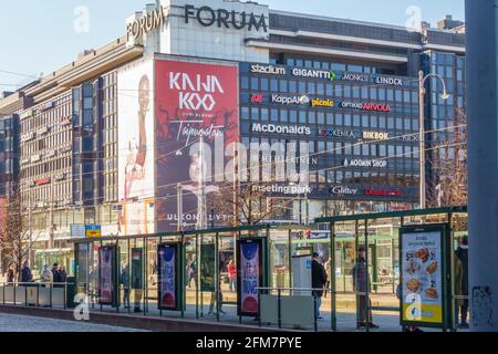 Lasipalatsi (Glaspalast) Straßenbahnhaltestelle auf der Mannerheimintie Straße mit Forum Einkaufszentrum in Der Hintergrund in Helsinki Finnland Stockfoto