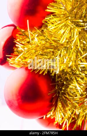 Verschwommener Hintergrund rote Weihnachtskugeln und glänzende Ornamente auf dem Weiß Stockfoto