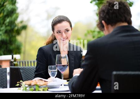 Geschäftsleute, die Business-Lunch draußen auf der Terrasse in einem feinen restaurant Stockfoto