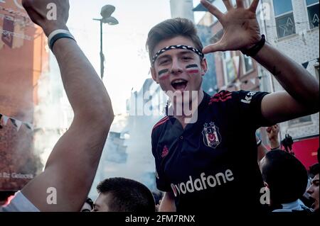 Besiktas Carsi Fußballfans singen vor einem Spiel in Istanbul, Türkei, Lieder. Stockfoto