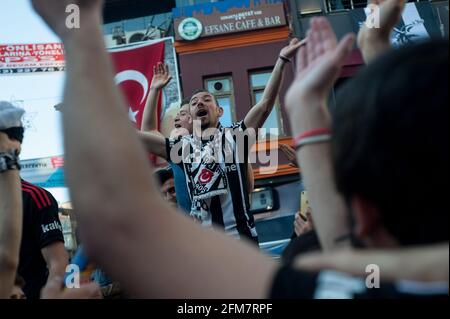 Besiktas Carsi Fußballfans singen vor einem Spiel in Istanbul, Türkei, Lieder. Stockfoto
