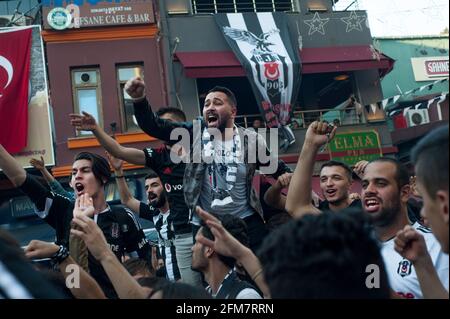Istanbul, Türkei. Mai 2016. Besiktas Carsi Fußballfans singen vor einem Spiel in Istanbul, Türkei, Lieder. (Foto von John Wreford/SOPA Images/Sipa USA) Quelle: SIPA USA/Alamy Live News Stockfoto