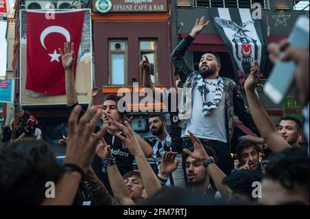 Istanbul, Türkei. Mai 2016. Besiktas Carsi Fußballfans singen vor einem Spiel in Istanbul, Türkei, Lieder. (Foto von John Wreford/SOPA Images/Sipa USA) Quelle: SIPA USA/Alamy Live News Stockfoto