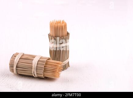 Zahnstocher aus Holz in einer Packung auf dem weißen Tisch Stockfoto