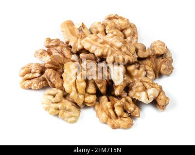 Eine Handvoll geschälter Walnüsse auf weißem Hintergrund Stockfoto