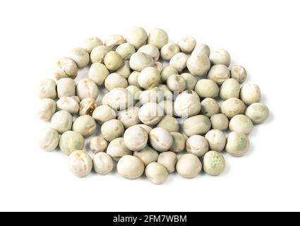 Eine Handvoll getrockneter ganzer grüner Erbsen auf weißem Hintergrund Stockfoto