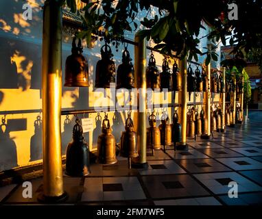 Glocken im Wat Phra That Doi Suthep in Chiang Mai, Thailand Stockfoto