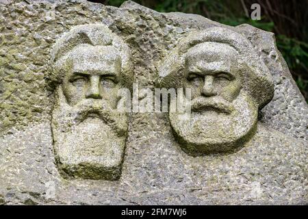 Marx und Engels Marmorskulptur Büste in einem Park Stockfoto