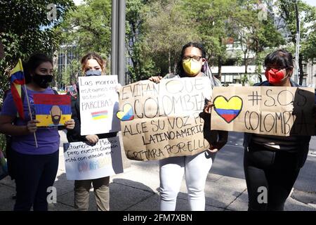 Mexico City, Usa. Mai 2021. Kolumbianische Bürger nehmen an einer Demonstration vor der kolumbianischen Botschaft in Mexiko Teil, um ihre Wut gegen die Ausgangssperre des kolumbianischen Präsidenten Iván Duque auszudrücken, Die Militärs konnten Demonstranten aufgrund mehrerer Proteste, die nach dem Kongress von Präsident Iván Duque gemacht wurden, gewaltsam zerstreuen. Am 6. Mai 2021 in Mexiko-Stadt, Mexiko, wurde dem Kongress ein Vorschlag für eine Steuerreform vorgelegt, mit dem die Mittelschicht des kolumbianischen Landes besteuert werden soll. Foto von Luis Barron/Eyepix/ABACAPRESS.COM Quelle: Abaca Press/Alamy Live News Stockfoto