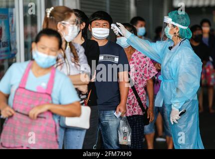 Nonthaburi, Thailand. Mai 2021. Das Gesundheitsproblem überprüft die Temperatur eines Verkäufers, bevor es eine Probe des Nasenabstrichs auf einem Frischmarkt in der Provinz Nonthaburi, einem Vorort von Bangkok, sammelt. Das Gesundheitsministerium meldete am Freitag 27 weitere Todesfälle im Zusammenhang mit Covid, für eine Mautgebühr von 363 und 2,044 neuen Fällen, was die Gesamtzahl auf 78,855 erhöht. (Foto von Chaiwat Subprasom/SOPA Images/Sipa USA) Quelle: SIPA USA/Alamy Live News Stockfoto