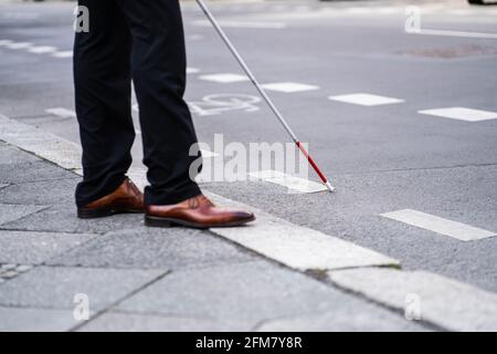 Blinder Mann, Der Mit Dem Stock Auf Der Straße Läuft Stockfoto