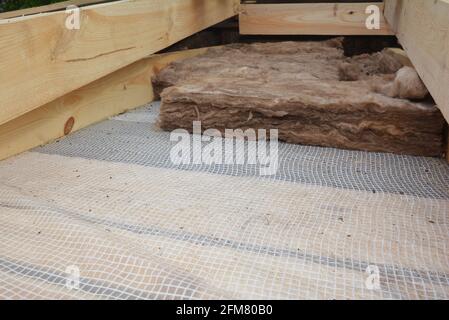 Dach und Dachboden Isolierung über Holzbalken in ein neues Haus