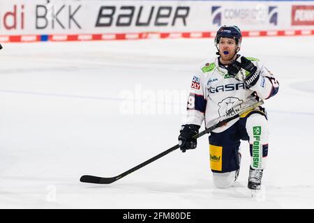 Wolfsburg, Deutschland. Mai 2021. Eishockey: DEL, Grizzlys Wolfsburg - Eisbären Berlin, Meisterschaftsrunde, Finale, 2. Spieltag in der Eis Arena. Der Berliner Mark Zengerle hockt auf dem Boden. Quelle: Swen Pförtner/dpa/Alamy Live News Stockfoto