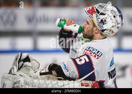 Wolfsburg, Deutschland. Mai 2021. Eishockey: DEL, Grizzlys Wolfsburg - Eisbären Berlin, Meisterschaftsrunde, Finale, 2. Spieltag in der Eis Arena. Berlins Torwart Mathias Niederberger trinkt aus der Flasche. Quelle: Swen Pförtner/dpa/Alamy Live News Stockfoto