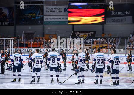 Wolfsburg, Deutschland. Mai 2021. Eishockey: DEL, Grizzlys Wolfsburg - Eisbären Berlin, Meisterschaftsrunde, Finale, Spieltag 2 in der Eis Arena. Die Spieler stehen während der Nationalhymne auf dem Eis. Quelle: Swen Pförtner/dpa/Alamy Live News Stockfoto