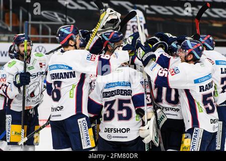 Wolfsburg, Deutschland. Mai 2021. Eishockey: DEL, Grizzlies Wolfsburg - Eisbären Berlin, Meisterschaftsrunde, Finale, 2. Spieltag in der Eis Arena. Die Berliner Spieler jubeln nach dem Ende des Spiels. Quelle: Swen Pförtner/dpa/Alamy Live News Stockfoto