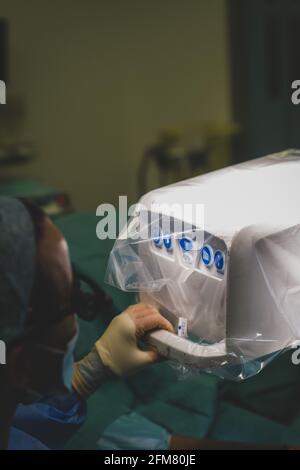 Operationsinstrumente im Einsatz während einer Operation. Stockfoto