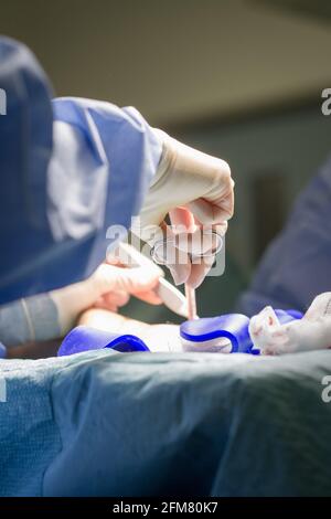 Operationsinstrumente im Einsatz während einer Operation. Stockfoto