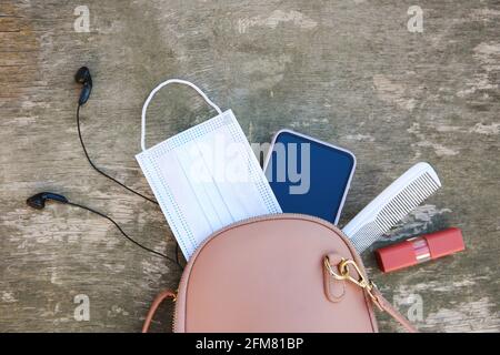 Dinge aus offener Lady Handtasche. Konzept zum Schutz vor COVID-2019. Draufsicht. Stockfoto